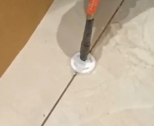 元宝瓷砖空鼓维修公司专业解答瓷砖在铺贴过程中，如果没有涂抹均匀到位的粘结材料（如水泥砂浆或瓷砖胶），可能会导致以下问题